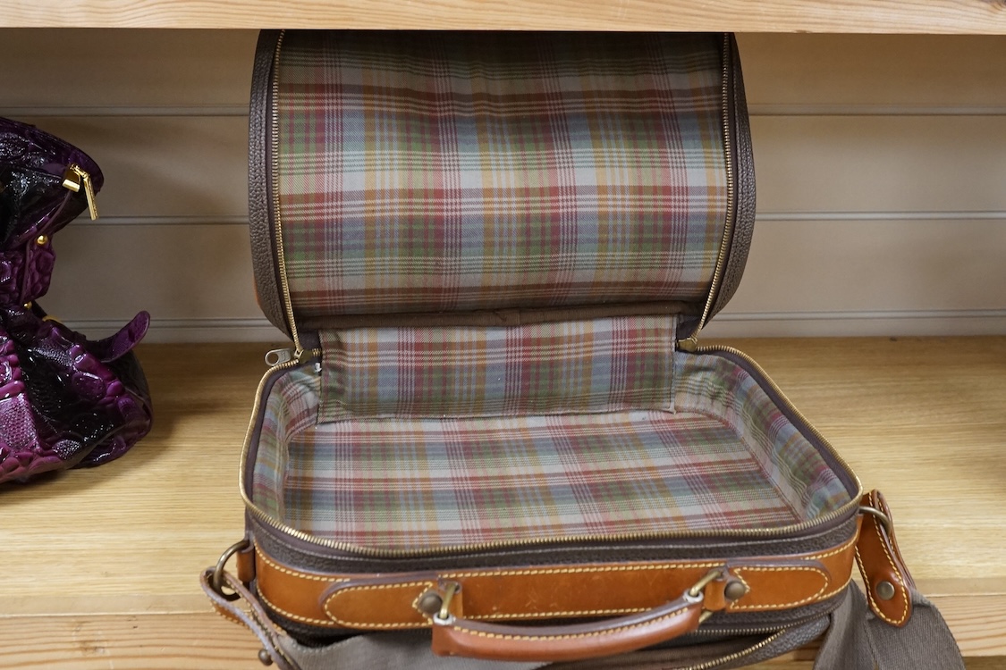 A ladies Mulberry scotch grain leather travel bag with strap, 35cm wide